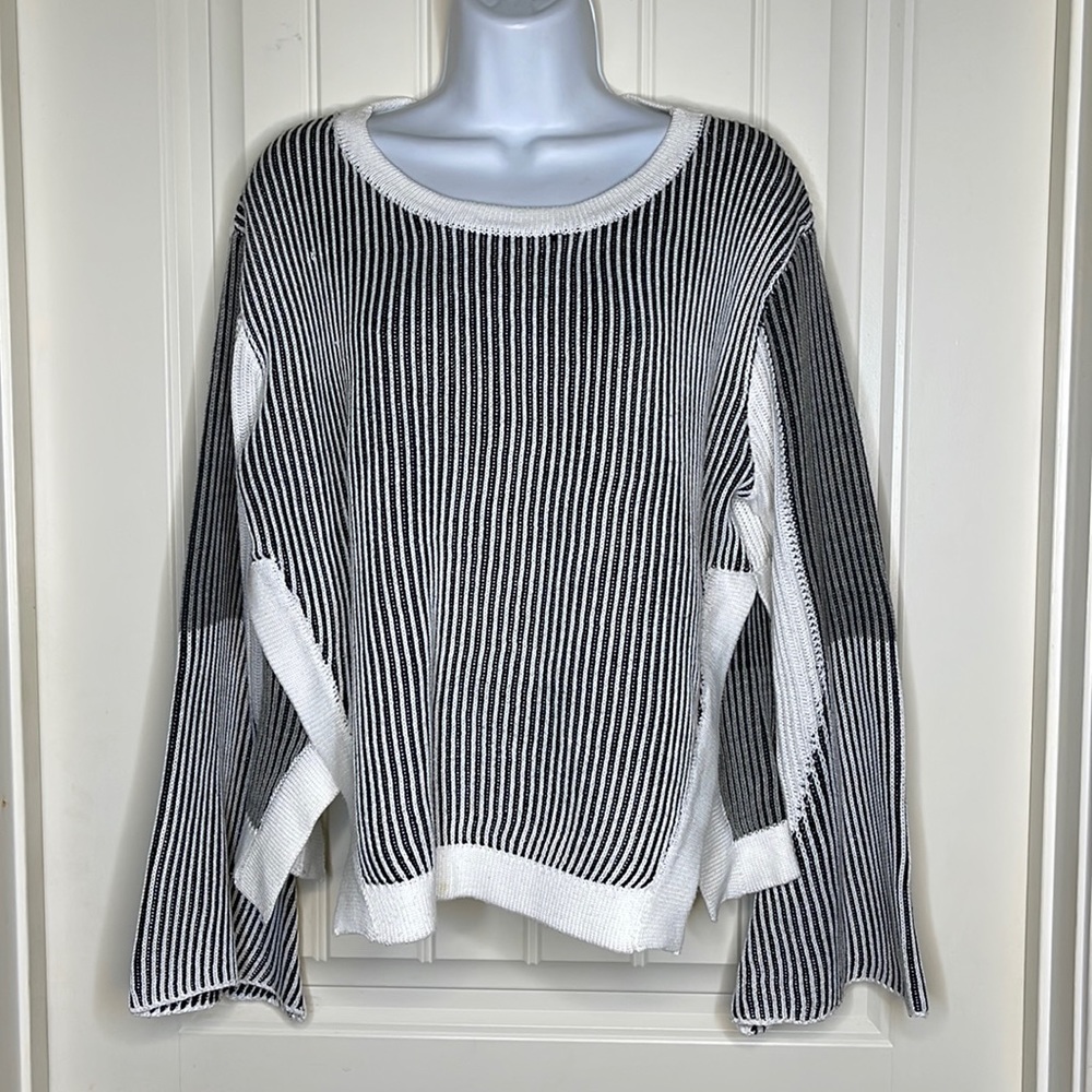 NWT! ☄️Morgan Claire Sweater Size Small